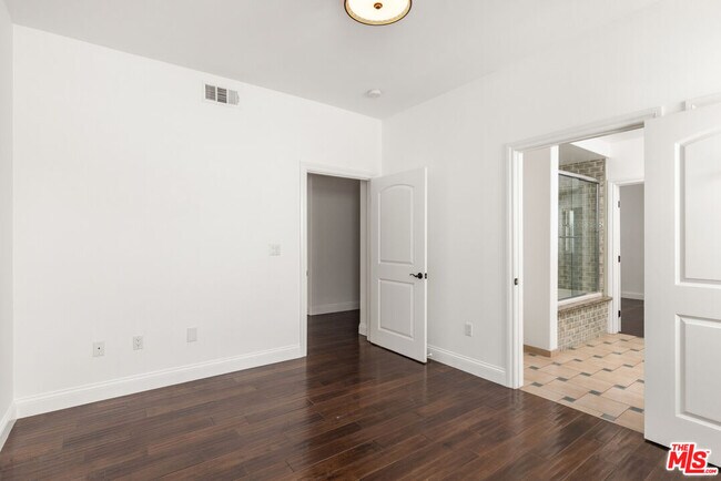 Building Photo - 320 S Swall Dr