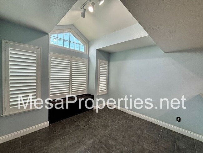 Building Photo - 118 N Glendora Ave