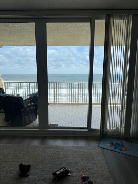 Ocean Front Condo - 1031 1st St S