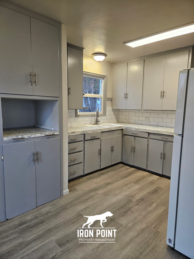 Building Photo - Renovated 3bed/2bath home w/gas fireplace, garage, near downtown Caldwell.