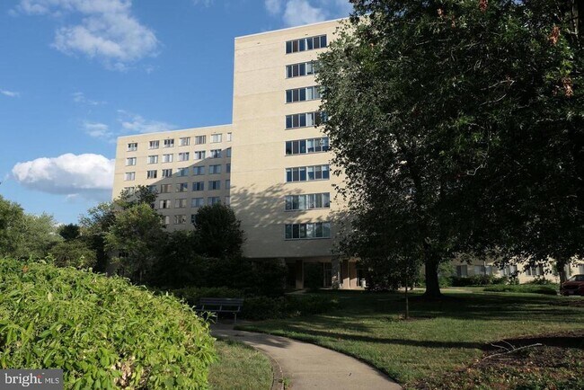 Building Photo - 6631 Wakefield Dr