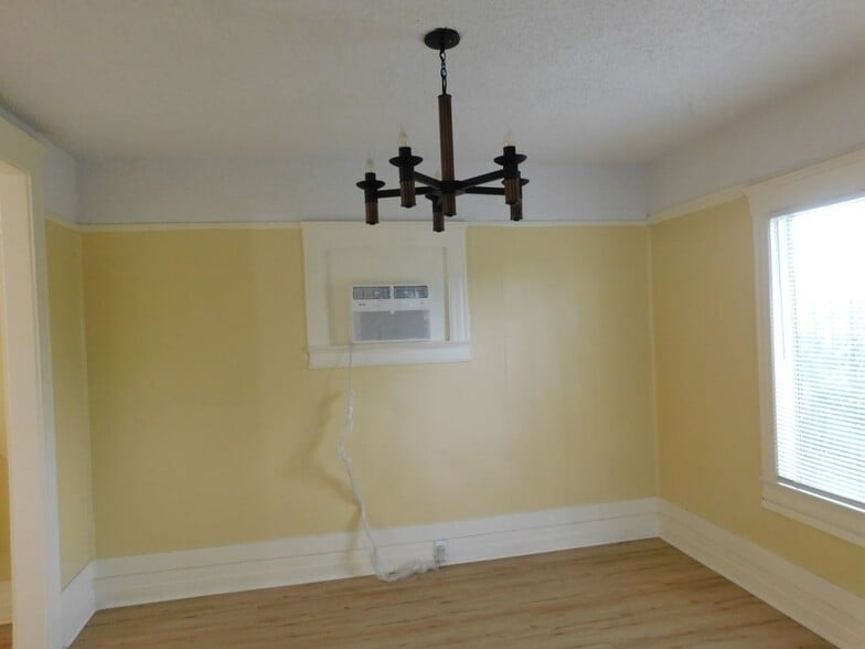 Building Photo - 616 W 58th St