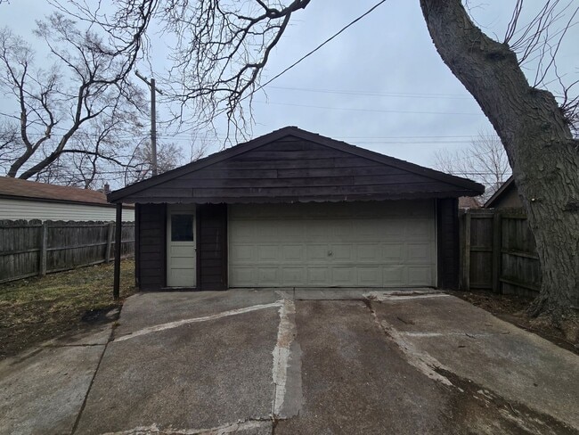 Building Photo - 7543 Cadillac Ave