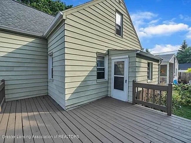 Building Photo - Move-In Ready 3 Bed, 2 Bath in Lansing (Section 8 Approved)