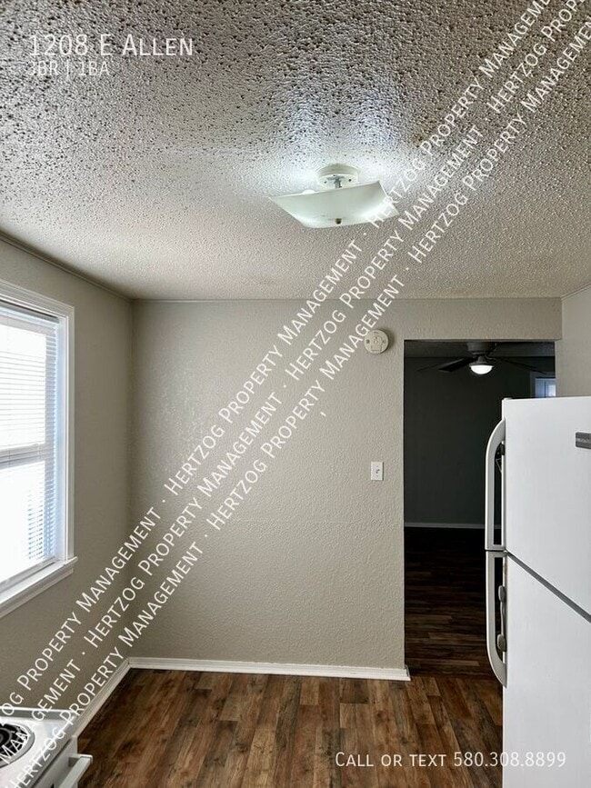 Building Photo - 1208 E Allen-