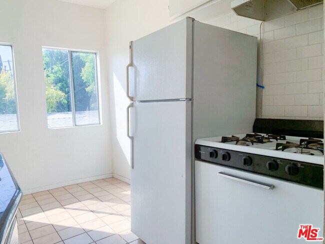 Building Photo - 821 N Vendome St