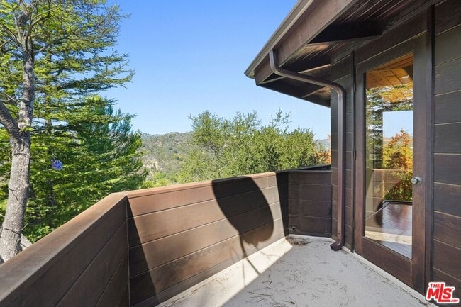 Building Photo - 21277 Entrada Rd