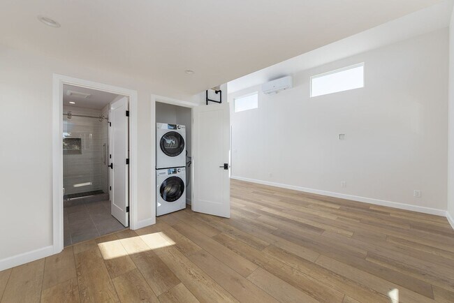 Building Photo - Encinitas studio with loft