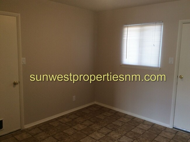 Building Photo - 3 Bedroom, 1.5 Bath House with 1 Car Garage and Fenced Backyard