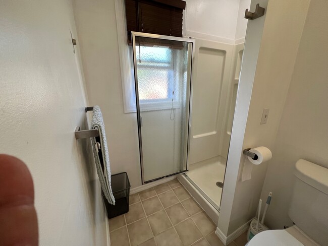 Standup shower - 100 Manning Pl