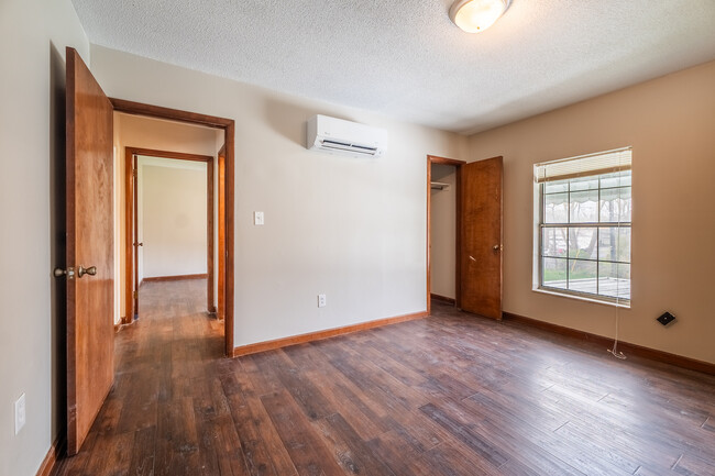 Building Photo - 224 N Vance Dr