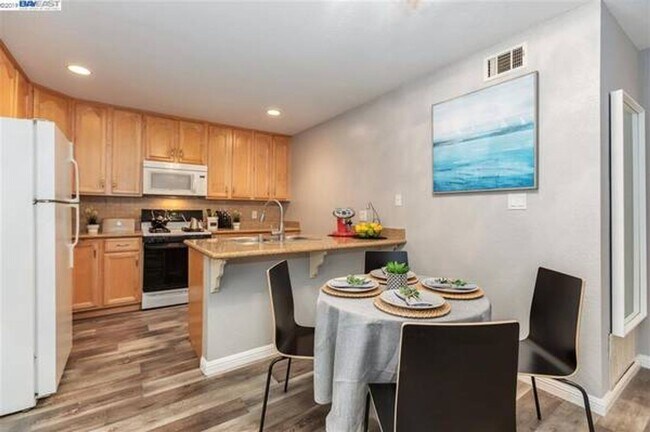 Building Photo - $2,490 - THE NICEST FIRST FLOOR CONDO IN P...