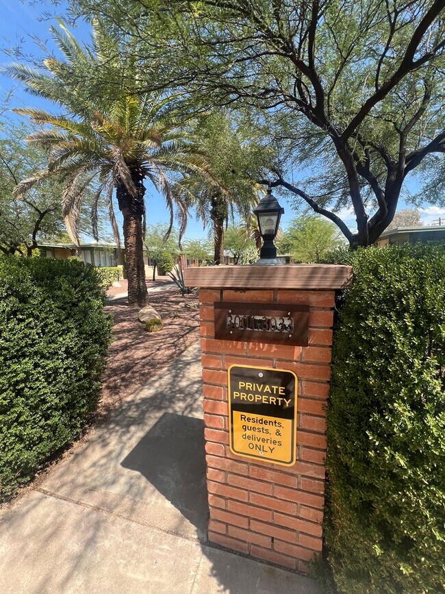 Building Photo - Comfortable & Cozy 2 Bedroom Townhome Walk...