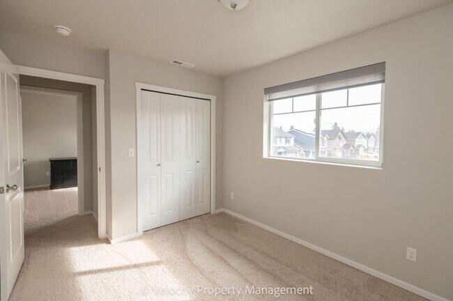 Building Photo - Beautiful 4 Bedroom Home in SE Bend with putting green!