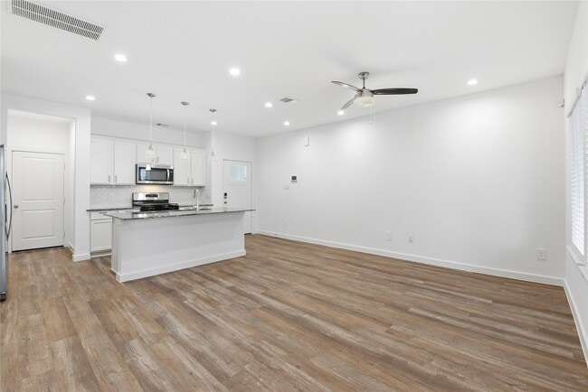 Building Photo - 3022 La Latina Dr