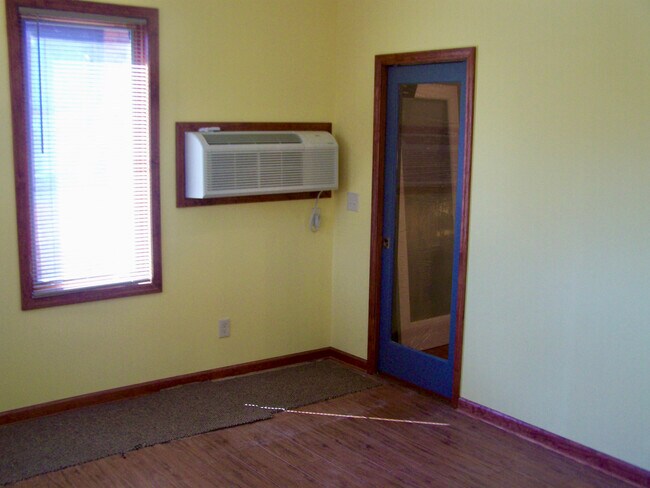 Building Photo - 804 Summit St