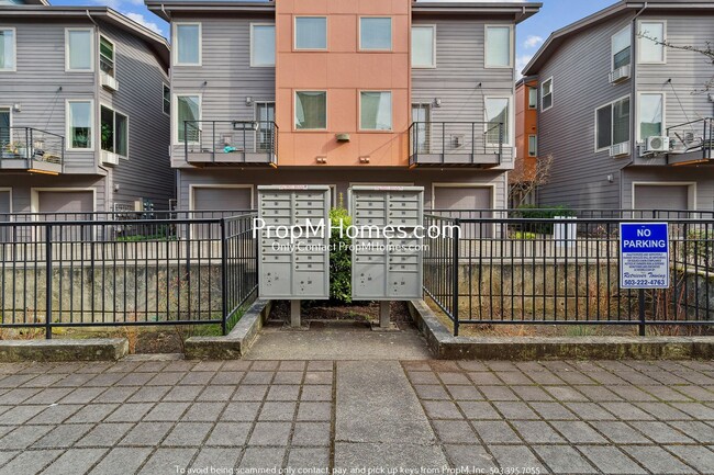 Building Photo - Contemporary Townhome in the heart of St. ...