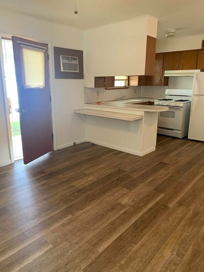 Building Photo - 2 Bedroom 1 Bathroom Home With Carport.