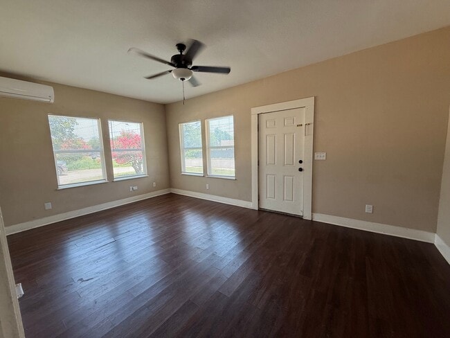 Building Photo - 1425 Quintana Rd