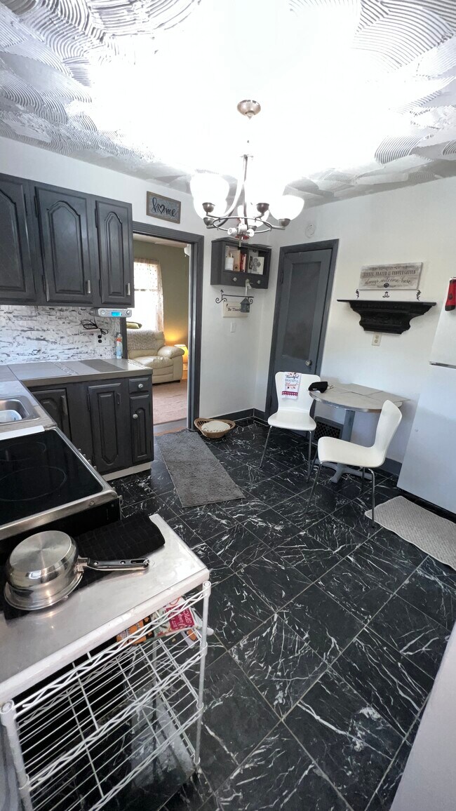 Building Photo - 305 Shelby St