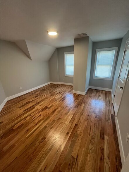 Building Photo - 33 Richards St