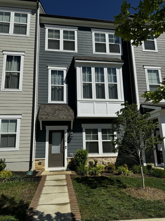 Building Photo - Luxurious 4-Bedroom Townhouse with 3.5 Bat...