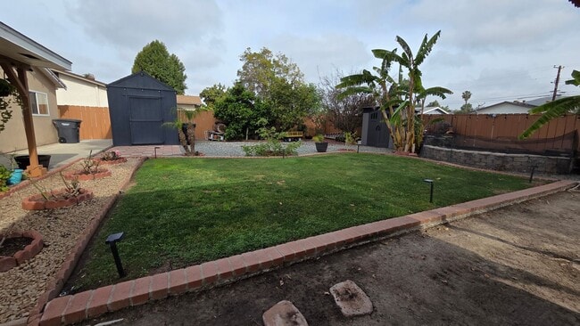 Building Photo - Spacious 3 bed 1 bath with a large backyard!