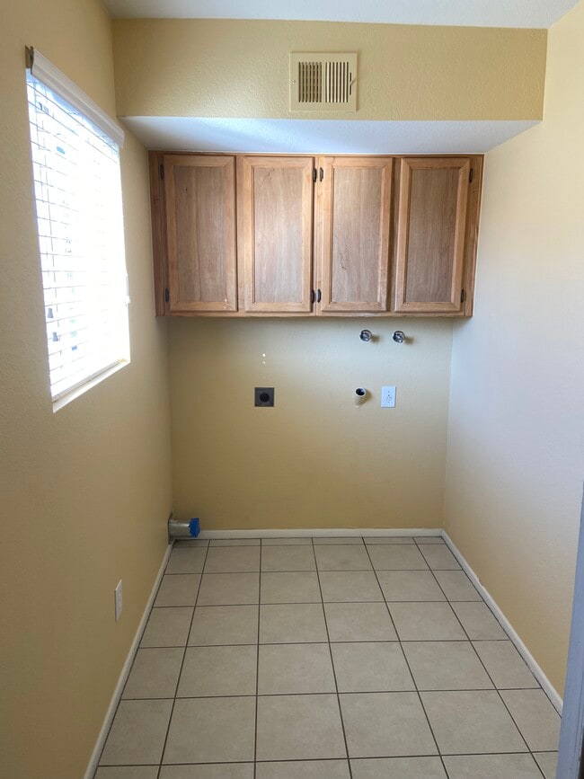 Building Photo - 3514 E Diamond Ave