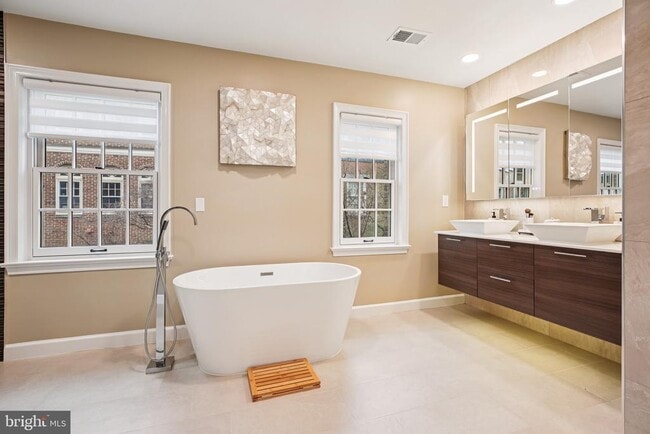 Building Photo - 4353 Westover Pl NW