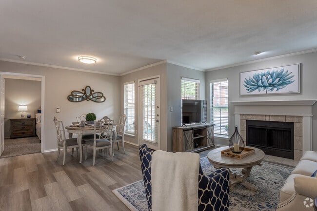 1BR, 1BA - 720SF A-2 - Living/Dining Area - The Oaks at Plano