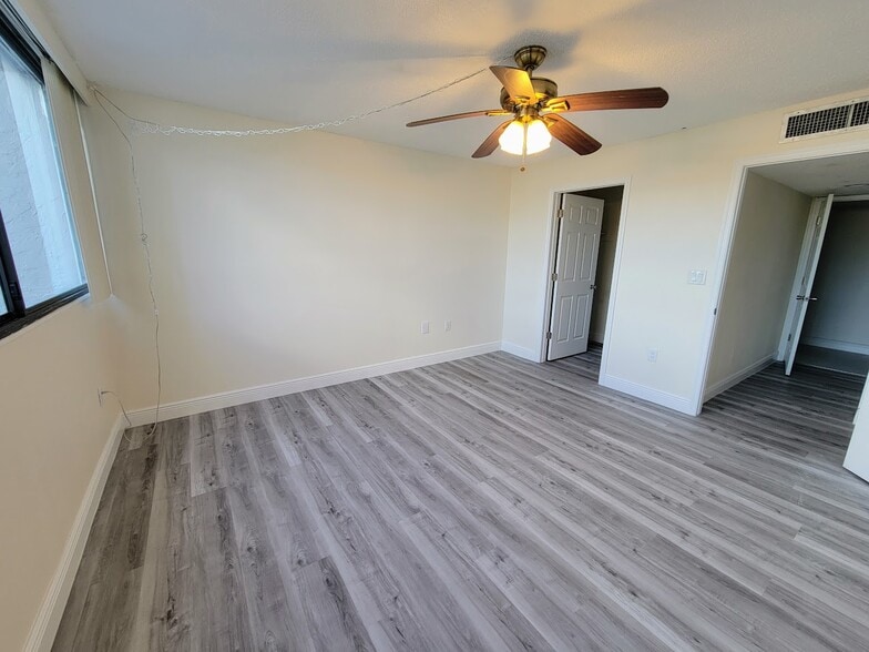 Building Photo - 500 Treasure Island Cswy