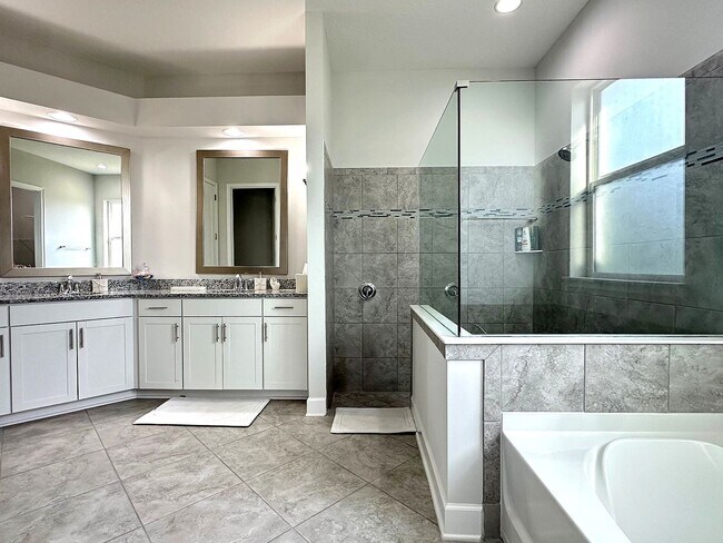 Building Photo - Fully Furnished, Stunning 4/4, Available I...