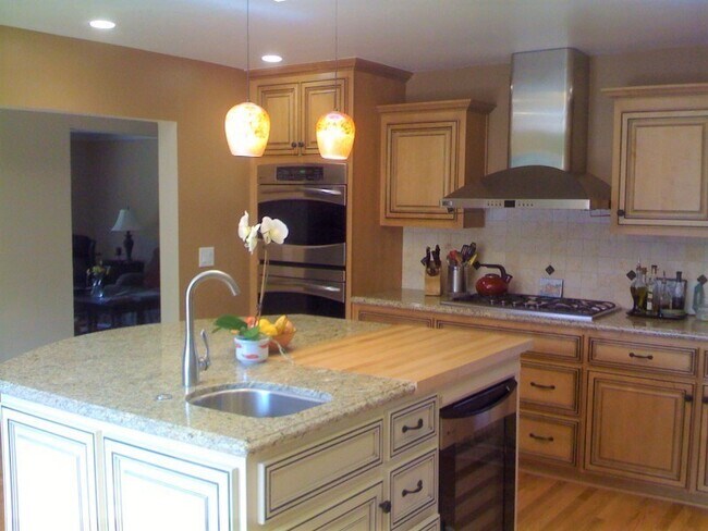 Building Photo - Beautifully Remodeled Evergreen house - hardwood, granite, A/C, stainless - Dogs welcome
