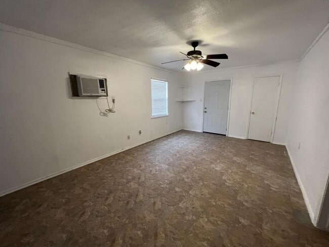 Building Photo - 302 W Valley Rd