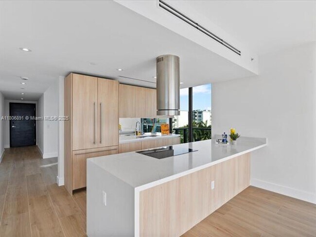 Building Photo - 9901 W Bay Harbor Dr
