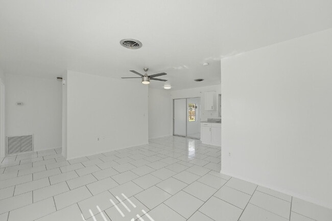Building Photo - "Charming 2-Bedroom Duplex Retreat in North Port!"