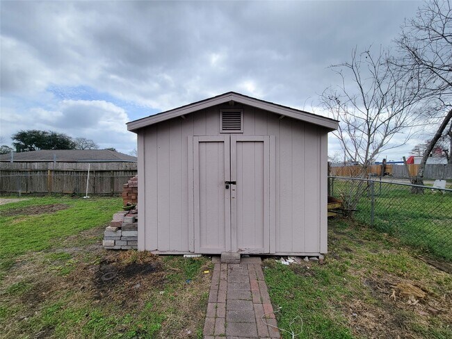 Building Photo - 6439 Oaknut Dr