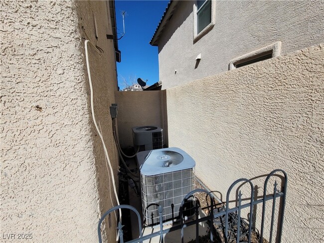 Building Photo - 10799 Flame Vine Ct