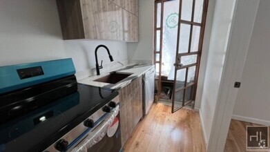 Building Photo - GUT RENOVATECD SUPER BRIGHT 3 BEDROOMS CUM...