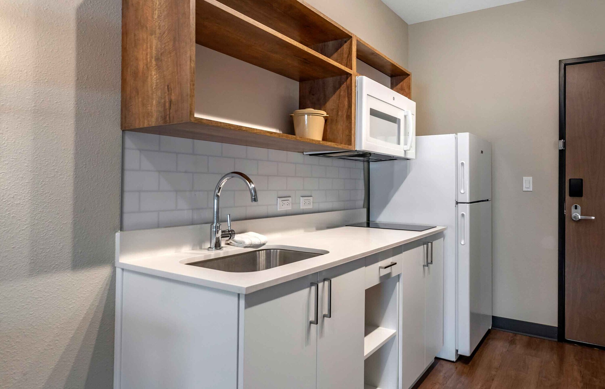 Building Photo - Furnished Studio-Phoenix - Chandler - Airport