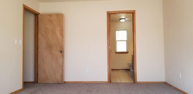 Building Photo - Refreshed and Move in ready 04/20/2026 - 4 bedrooms in Lacey - North Thurston School district.