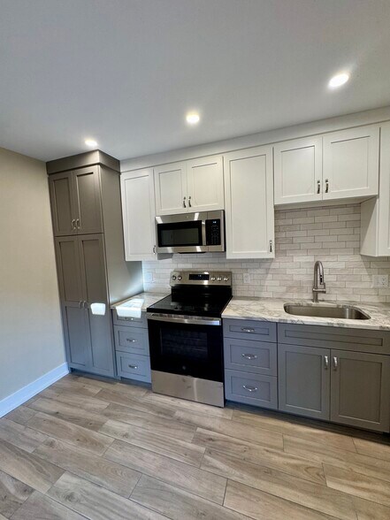 Fully Equipped kitchen with SS appliances, including dishwasher, over the counter microwave and garb - 136 E King St