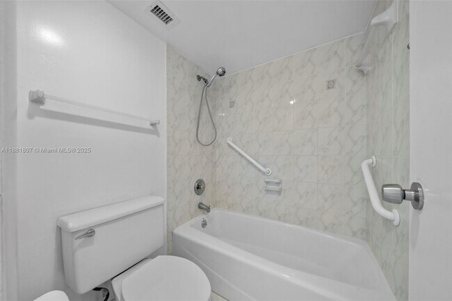 Building Photo - 300 Bayview Dr