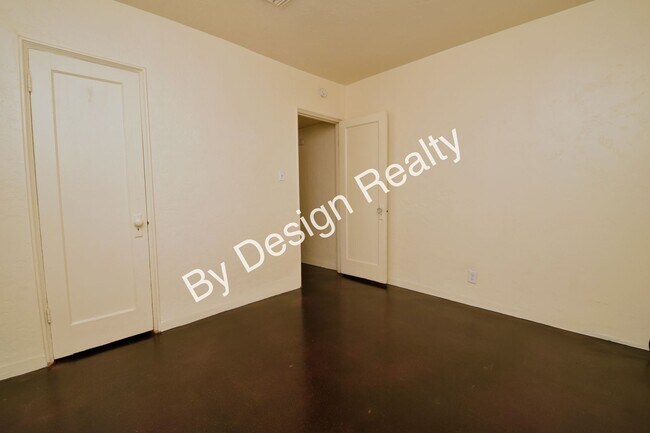 Building Photo - Midtown 2 Bed 1 Bath Home on Huge Lot
