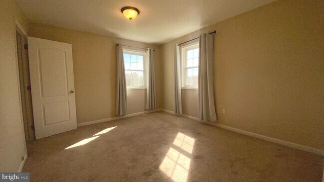 Building Photo - 204 Brecknock Terrace E