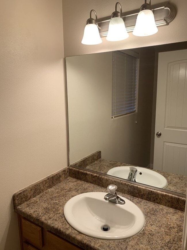 Building Photo - Skyhawk 3 bedroom 2.5 bath with a single car garage