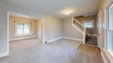 Building Photo - 3 Bed / 1 Bath in Cleveland!