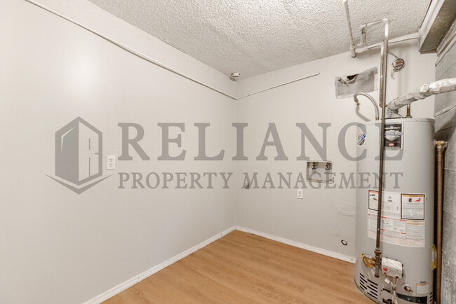 Building Photo - 2202 S White Oak Dr