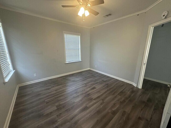 Building Photo - Cozy remodeled home