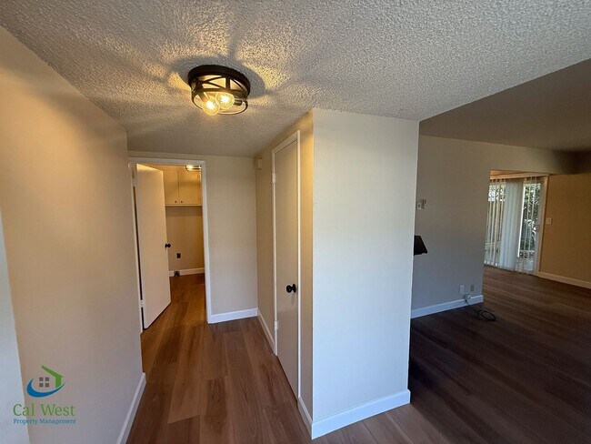 Building Photo - 5863 Hillview Ave